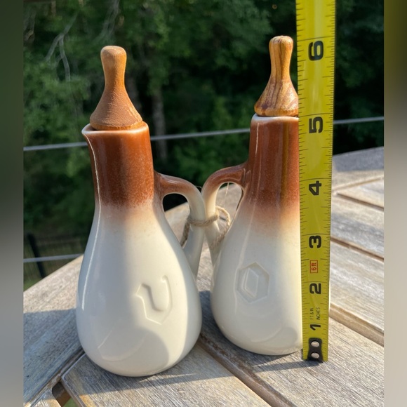 Vintage Mid Century Modern Ceramic OIL & VINEGAR Bottle Set/embossed/ - Picture 5 of 5
